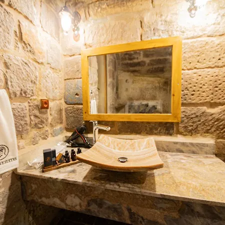 מלון Ares Cave 4*